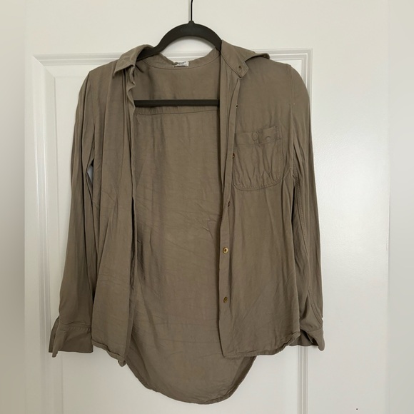 Aritzia Sunday Best army green collared shirt - Picture 4 of 4